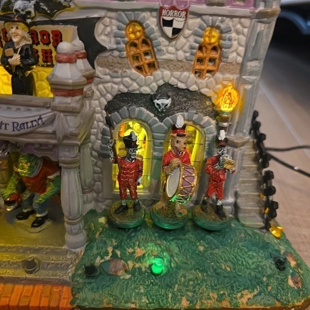 Lemax Spooky Town Horror High School  w/ box - Lights Works!